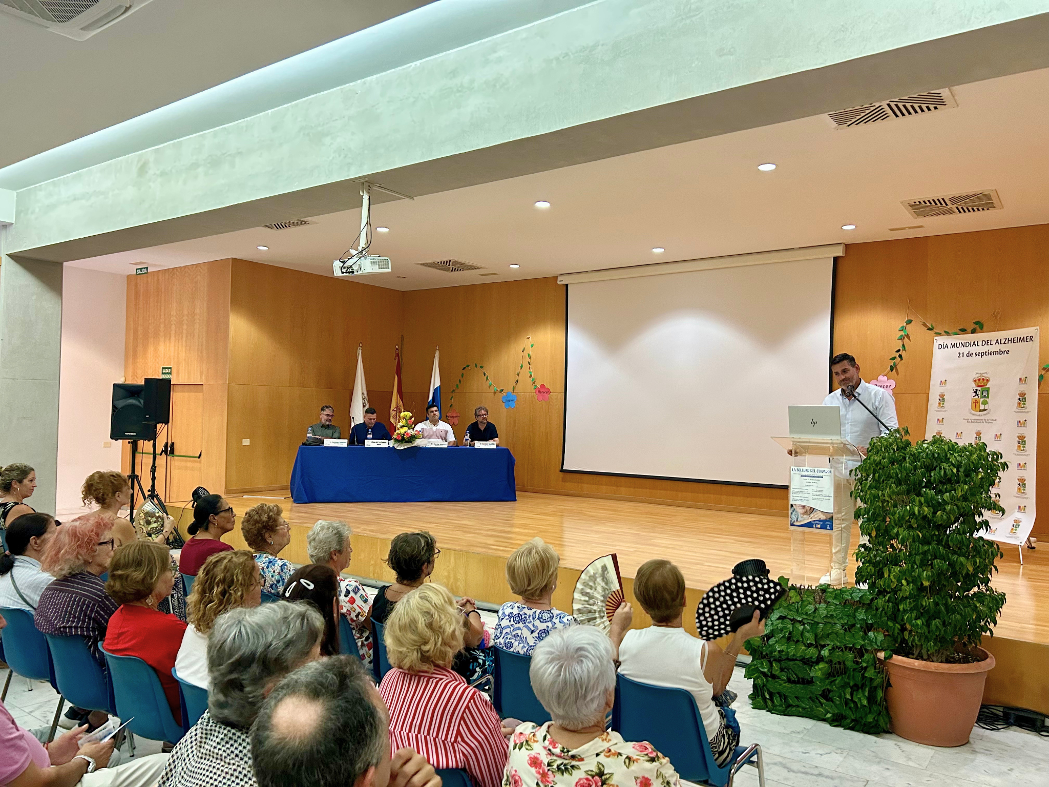 20260922_Marichal da la bienvenida a ponentes y publico